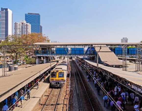 Mumbai Local- नियमांचे उल्लंघन केल्यास कारवाई करण्यात येईल..